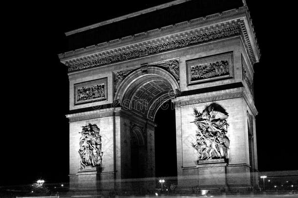 巴黎：凯旋门的黑白照片
