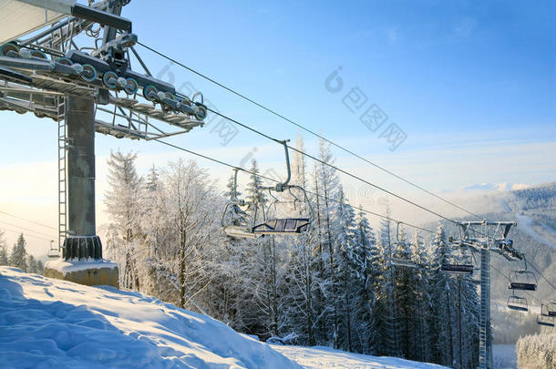 冬季早晨和滑雪缆车