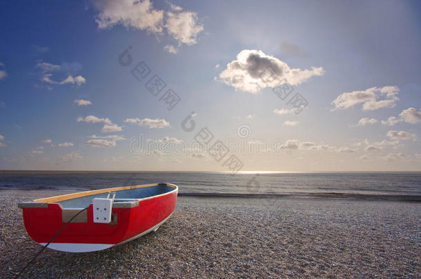 沙滩上的红船