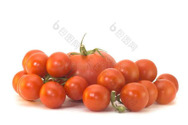 白色背景下分离的<strong>鲜红</strong>色西红柿