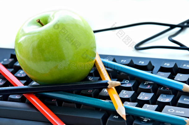 苹果和铅笔放在键盘上