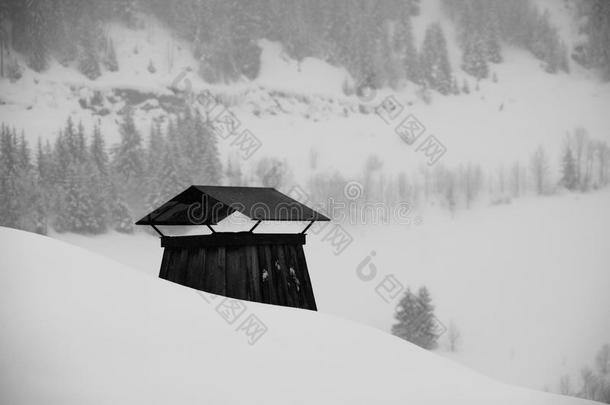 雪下的小屋烟囱