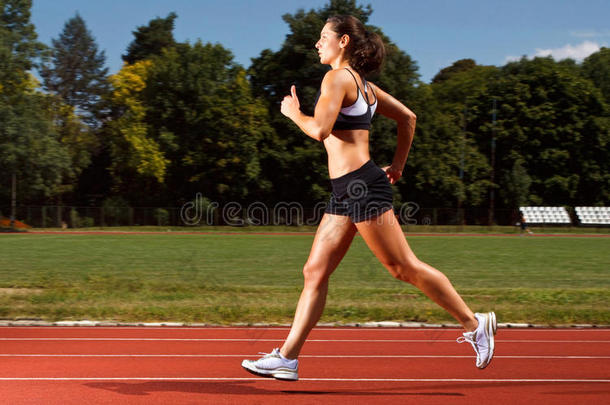 年轻女子在跑道上奔跑的动态图像