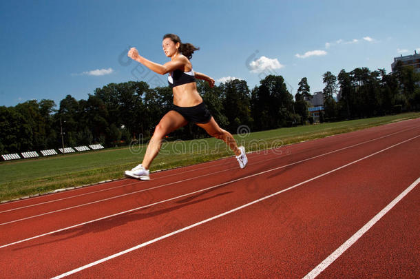 年轻女子在<strong>跑道上</strong>奔跑的动态图像