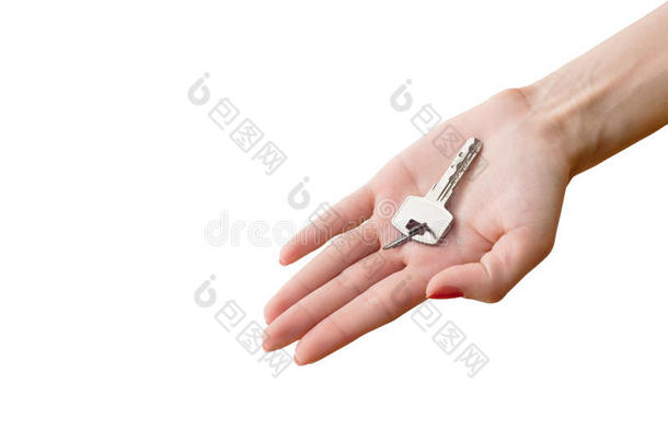 女人从家里拿出钥匙