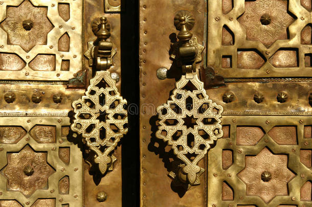 带门环的黄铜门。摩洛哥马拉喀什