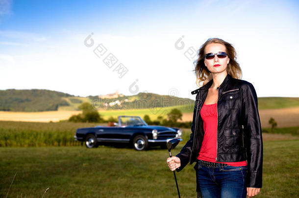 高尔夫女孩和一辆经典车