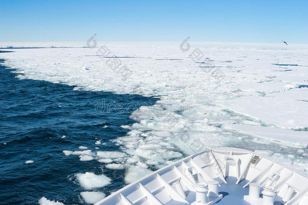 船舶进入浮冰区