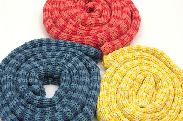 三条条纹卷轴针织围巾