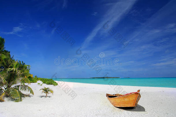 热带海滩和轮船