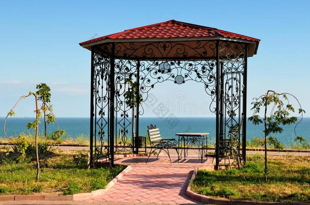 以长凳和大海为背景的避暑别墅