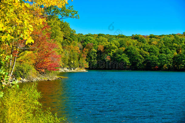 初秋的新英格兰湖