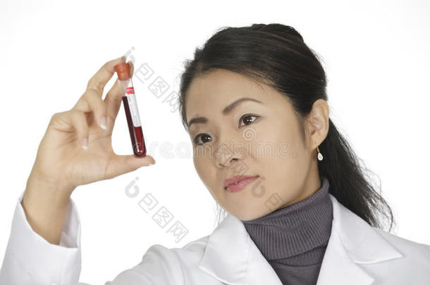 亚洲女实验室技术员检查一管<strong>血液</strong>