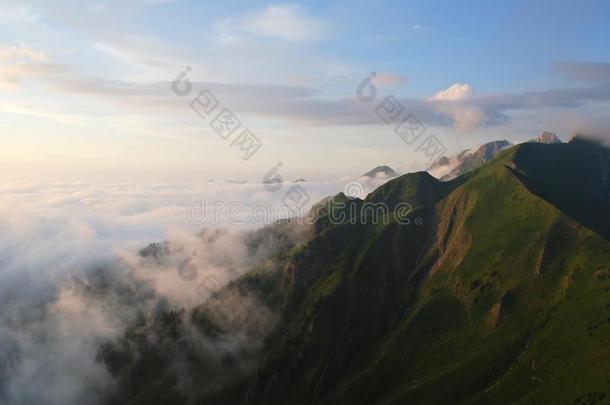 日落时的瑞士阿尔卑斯山