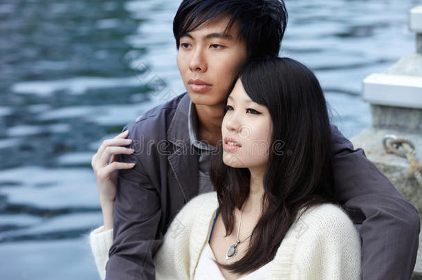江边拥抱的中国年轻情侣