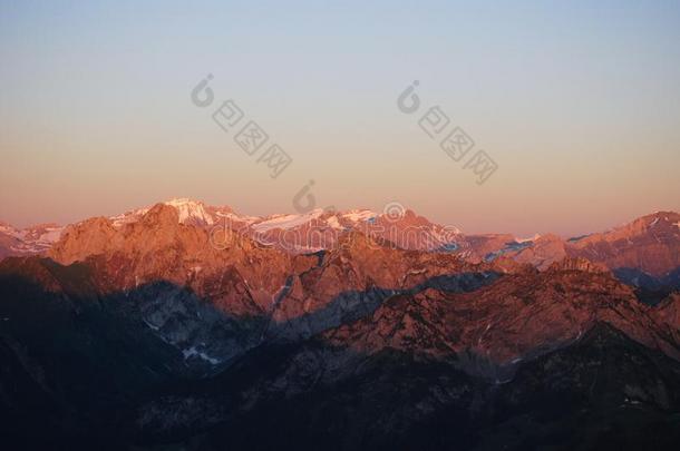 日落时的瑞士阿尔卑斯山