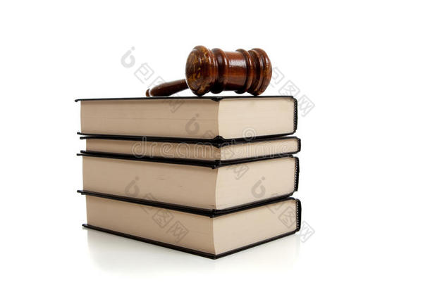 一堆法律书上的木槌