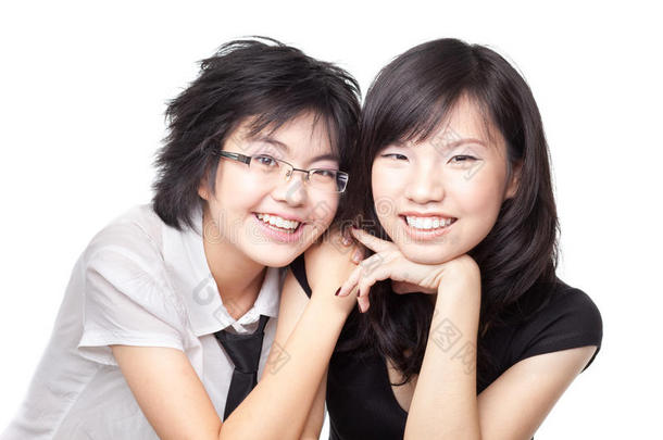 两个亚裔中国女孩分享一个亲密的时刻