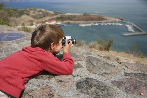 男孩用望远镜观察风景