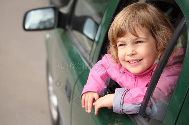 坐在车里的女孩看着车窗