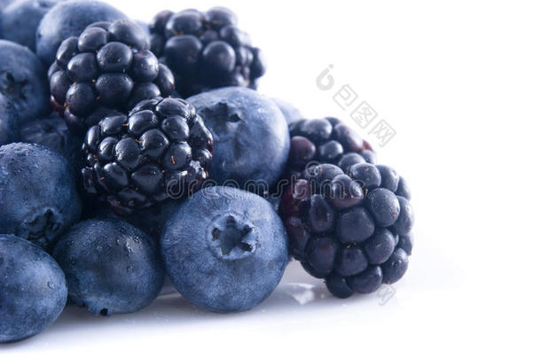一堆黑莓和蓝莓