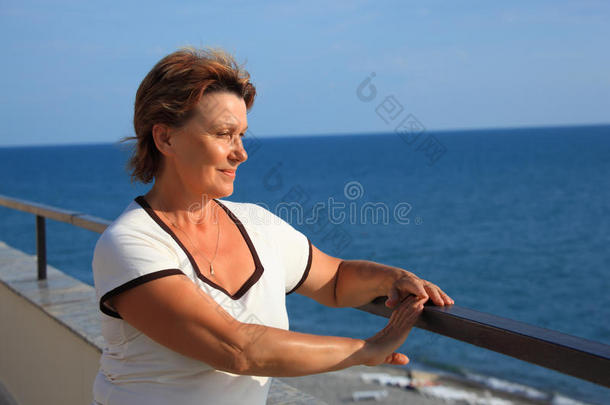 海上阳台中年妇女画像