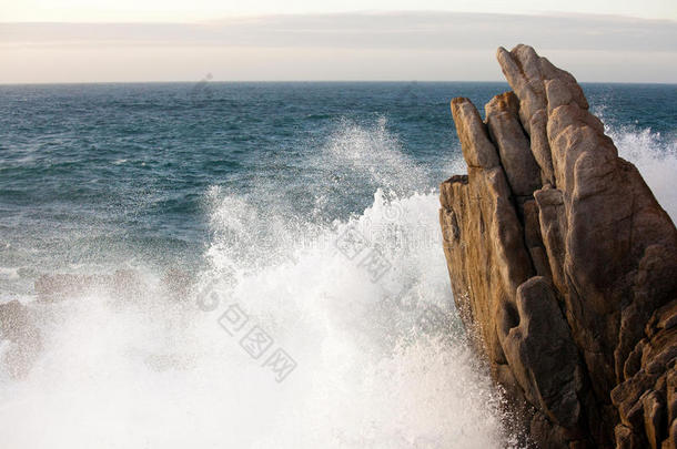 浪花溅在岩石上