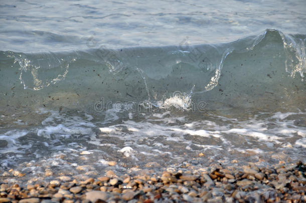 肮脏的海滩波浪