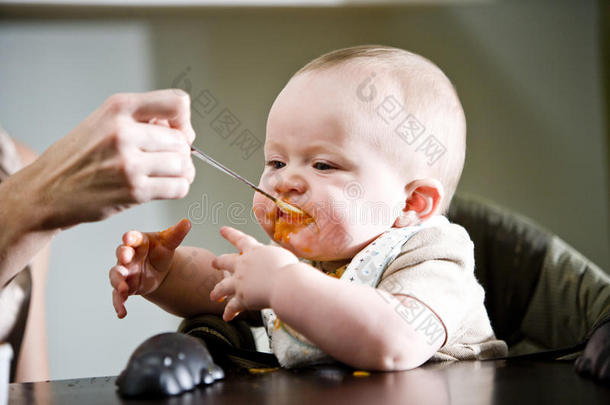 六个月大的婴儿吃固体食物