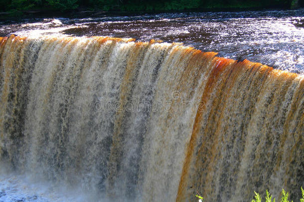 密歇根河上奇特的瀑布