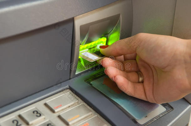 在自动柜员机中插入塑料卡签证