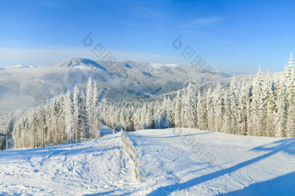 带滑雪缆车的冬季山地景观