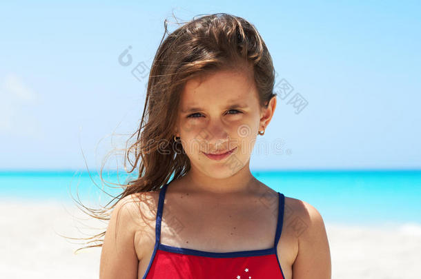 海滩上美丽女孩的画像