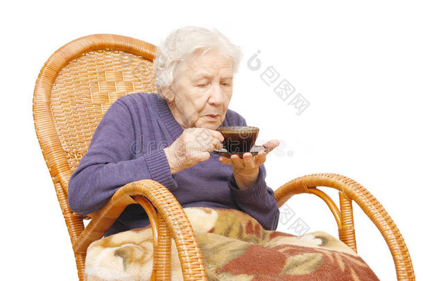 奶奶坐在扶手椅上喝咖啡