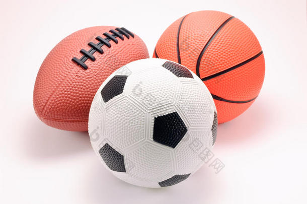 玩具篮球、足球和足球