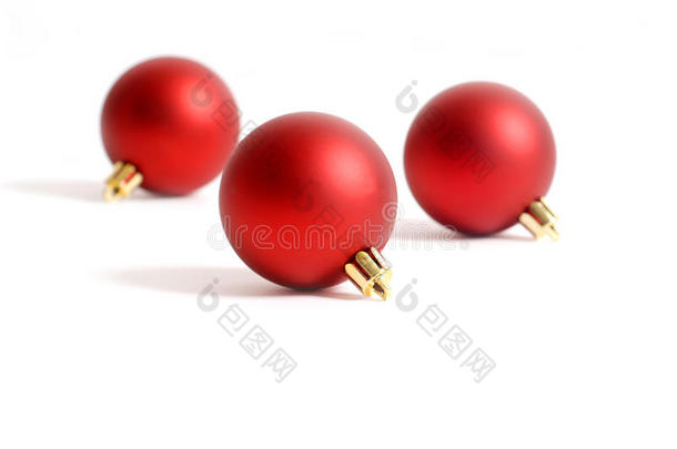 三件红色圆形圣诞饰品