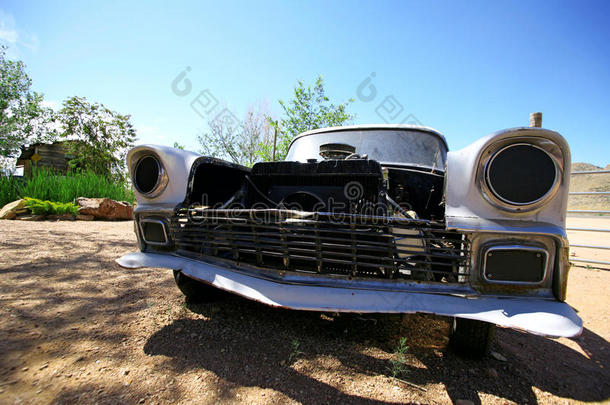 废弃的美国古董车