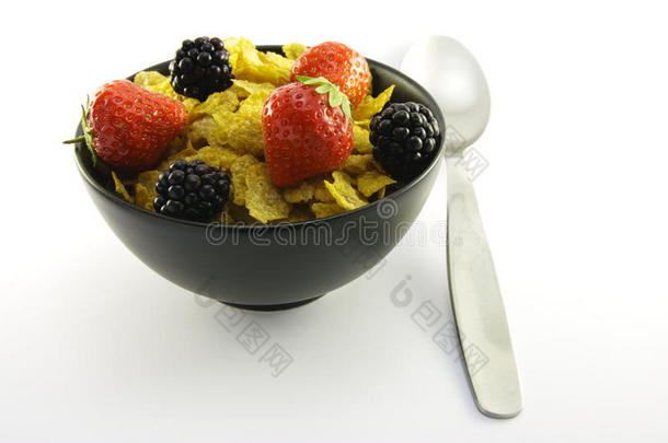 用勺子把玉米片和水果放在黑色碗里