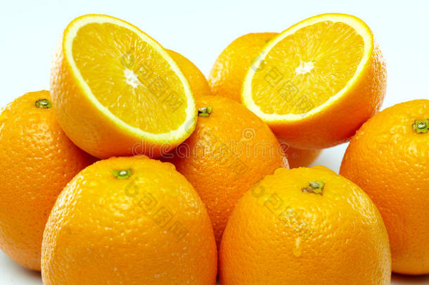 两片橙子夹在一组橙子中