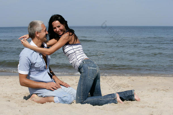 <strong>一对情侣</strong>在海滩上玩得很开心