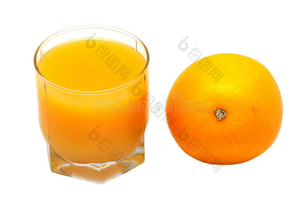 加橙汁和橙汁的玻璃杯。