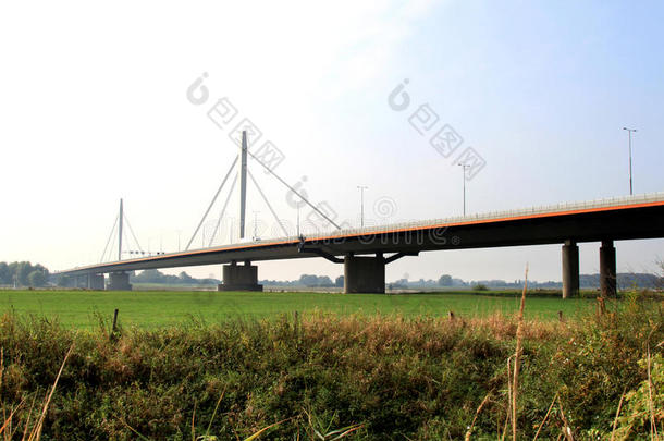荷兰瓦尔河吊桥