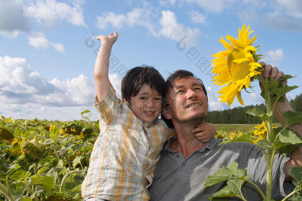 带着向日葵的父亲和男孩