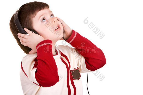 戴耳机的男孩听音乐。