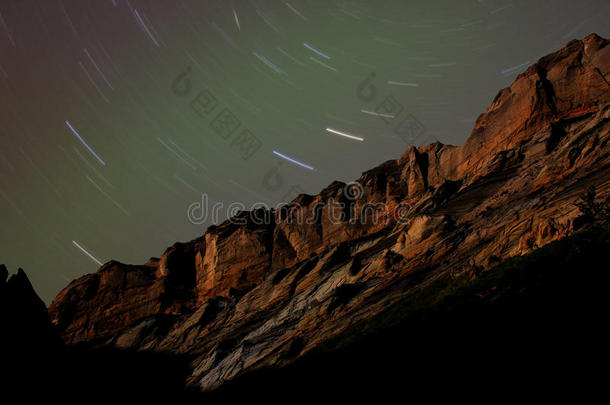 夜晚的砂岩峭壁上有星星的踪迹