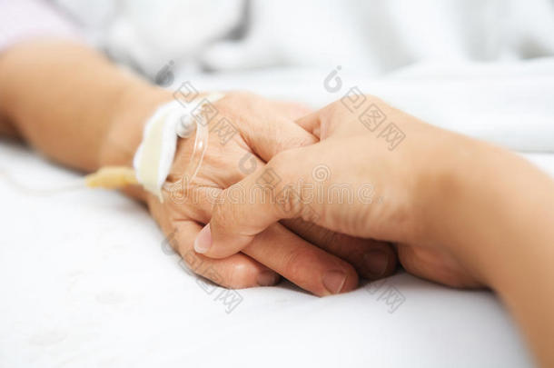女儿牵着母亲的手住院