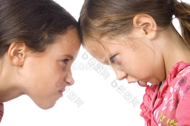 两个年轻女孩在争吵