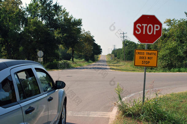 交叉路口不停车标志
