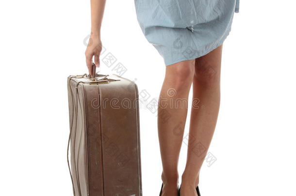 带旅行箱的白种女人腿