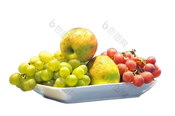 苹果和葡萄放在盘子里，放在白色的